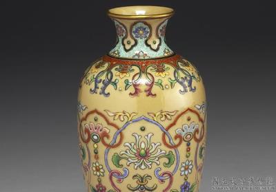 图片[2]-Kuan-yin vase in yang-ts’ai enamels with Indian lotus décor on cream-coloured glaze 1742 (Ch’ien-lung reign)-China Archive